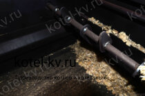 Подача в котел опилок